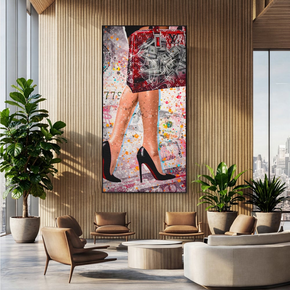 Tablou canvas cu tablou canvas cu silueta feminina si geanta rosie, in rama de aluminiu negru, pe perete intr-un birou